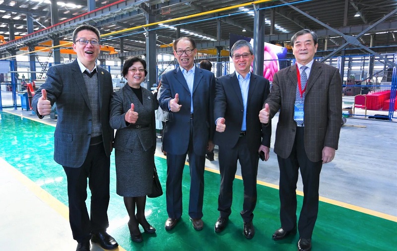 Guests visit and discuss in the new factory of Chuangbo. 1