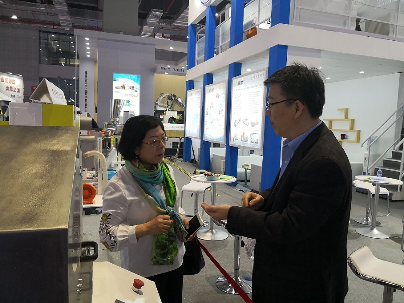 Prof. He Yadong from Beijing University of Chemical Technology introduced LFT-G long fiber infiltration granulation line for President Su.